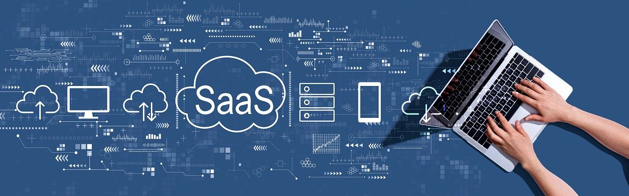 Uma pessoa programando em SaaS.