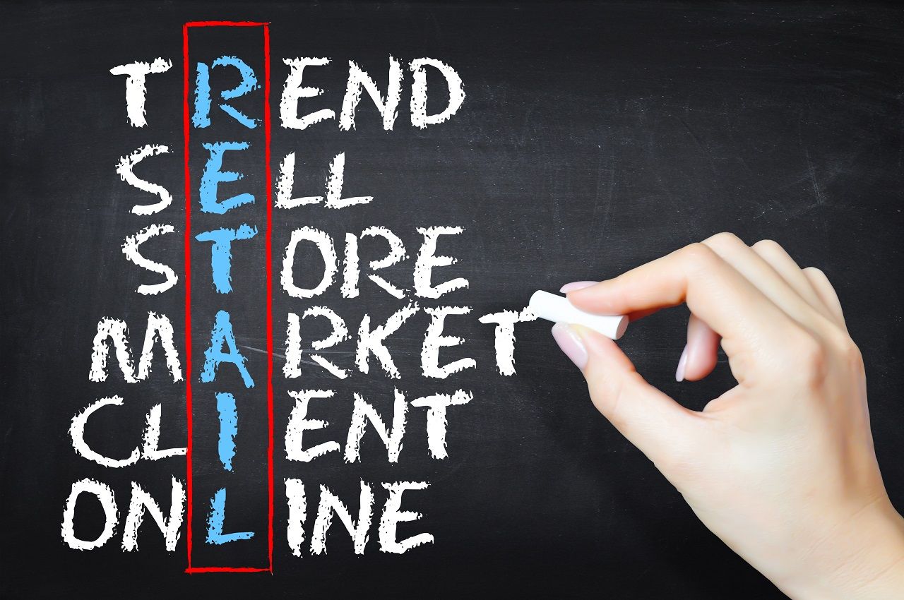 Um quadro negro escrito: Reail - tRend sEll sTore mArket clIent onLine