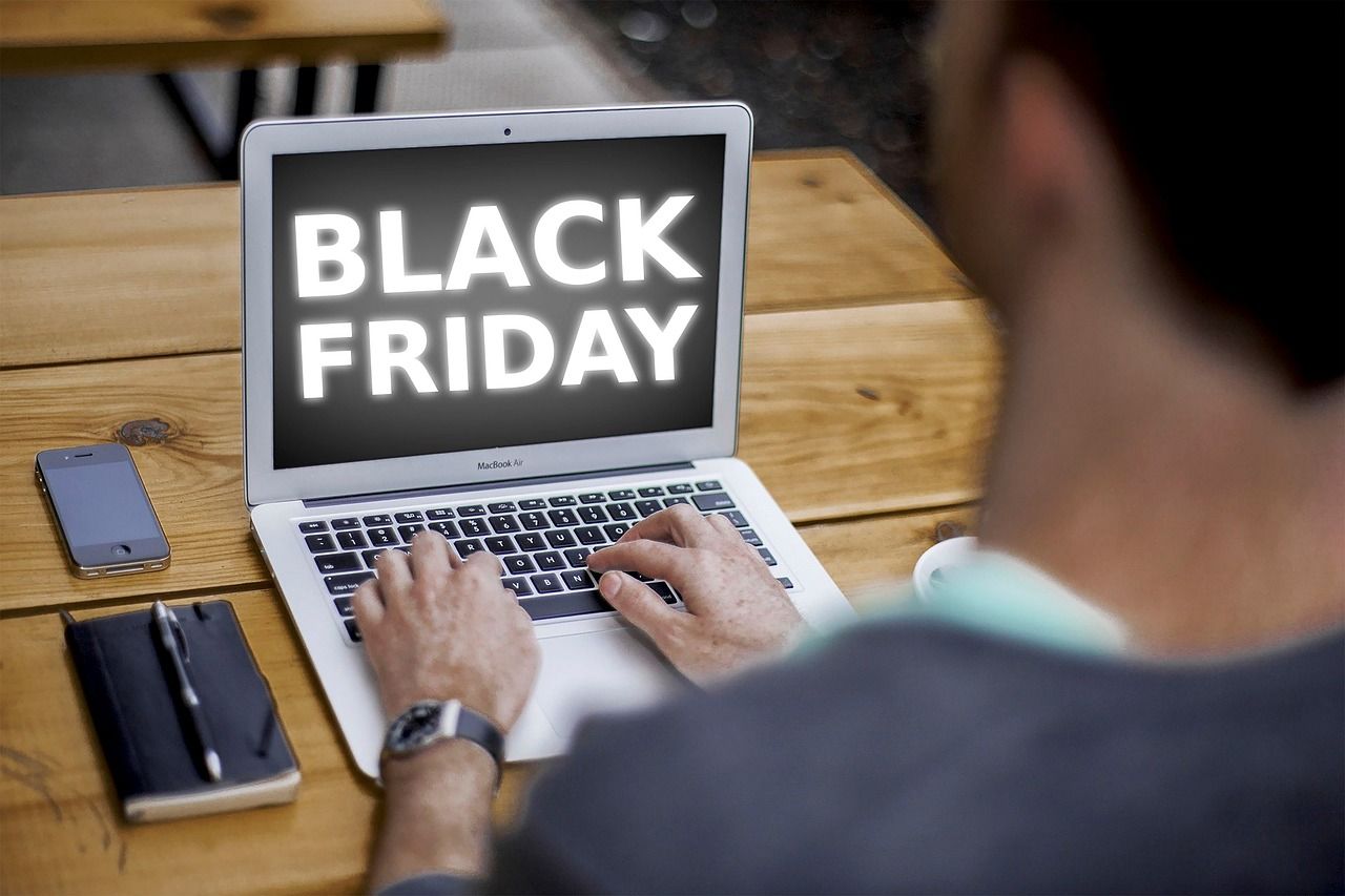 Homem fazendo compras de Black Friday.
