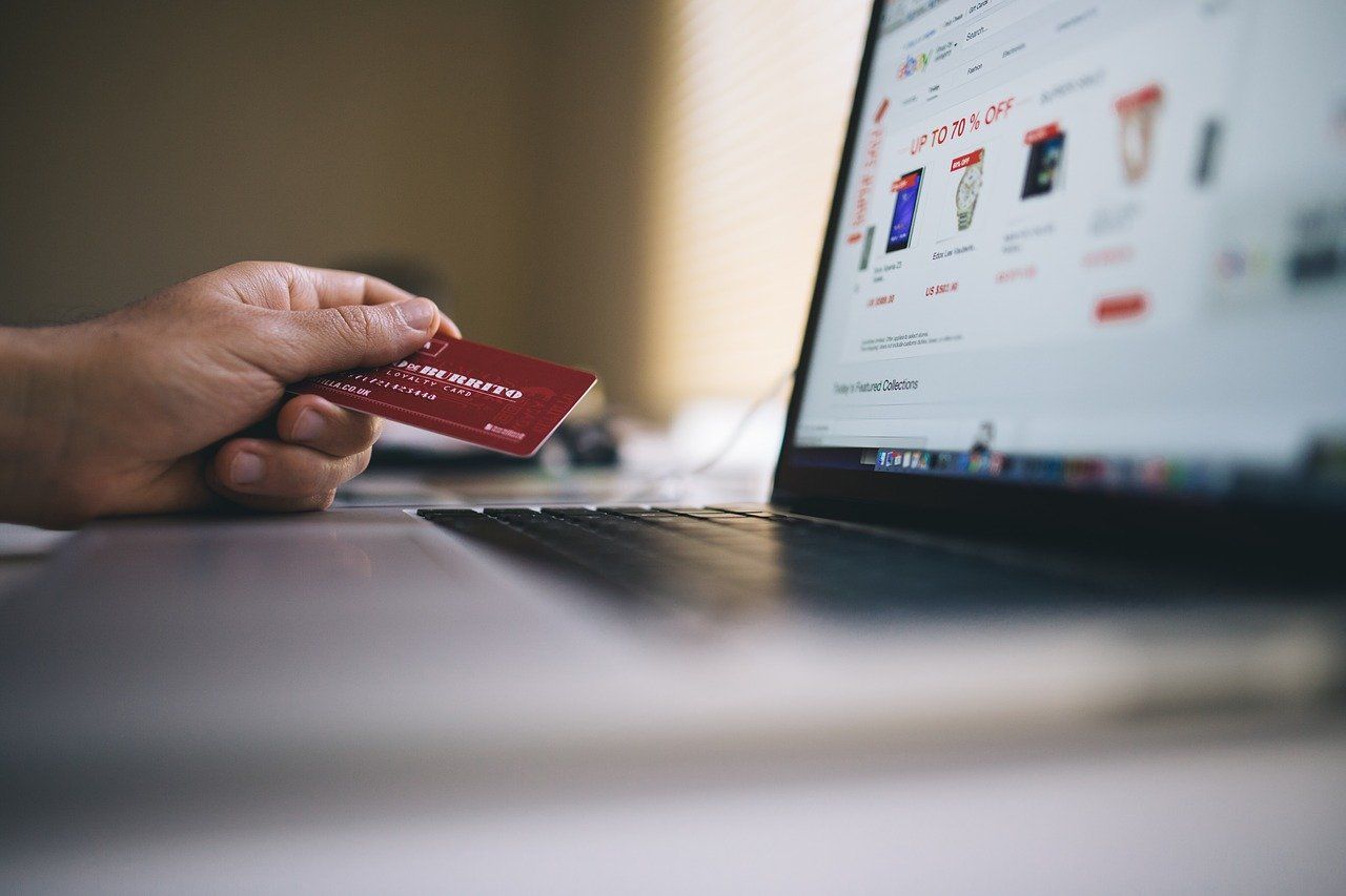 Homem realizando uma compra online.