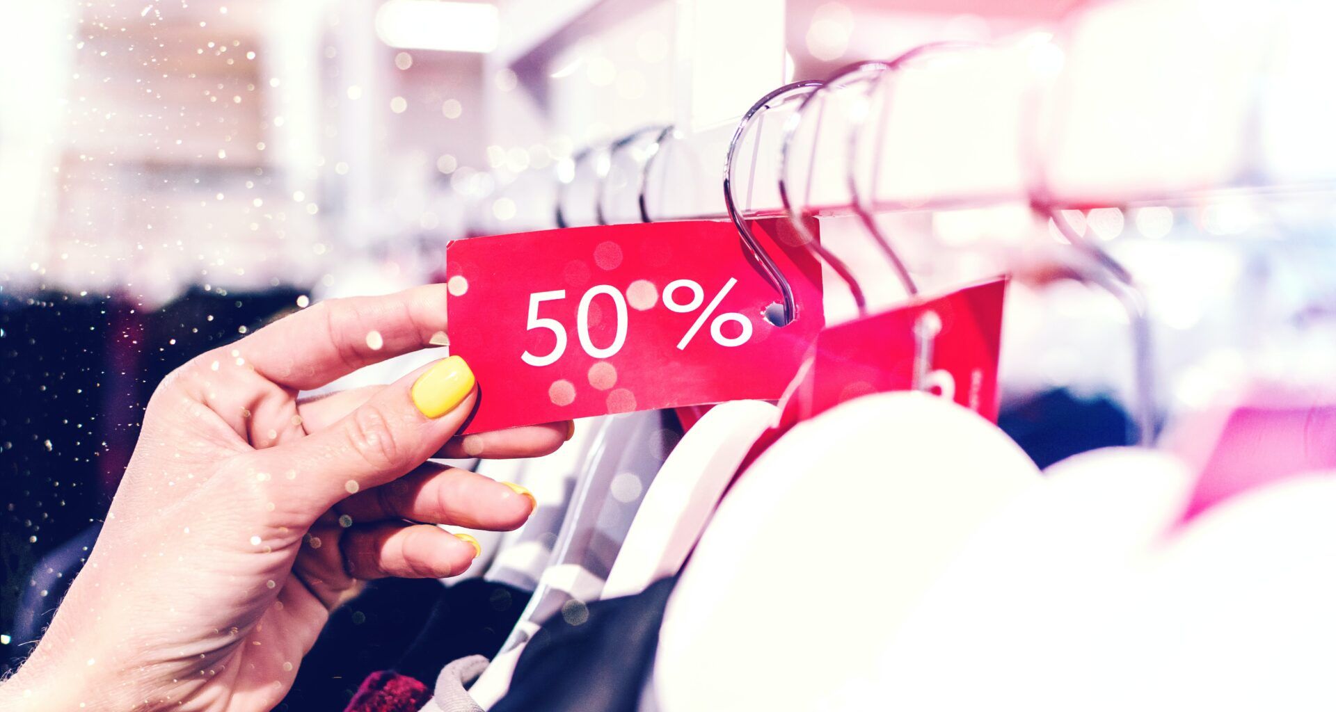 Uma etiqueta de 50% de desconto em uma peça de roupa.
