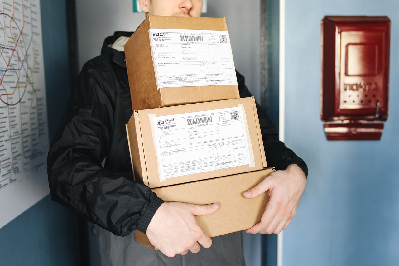 Homem entregando caixas de correspondência. Fidelidade do cliente.