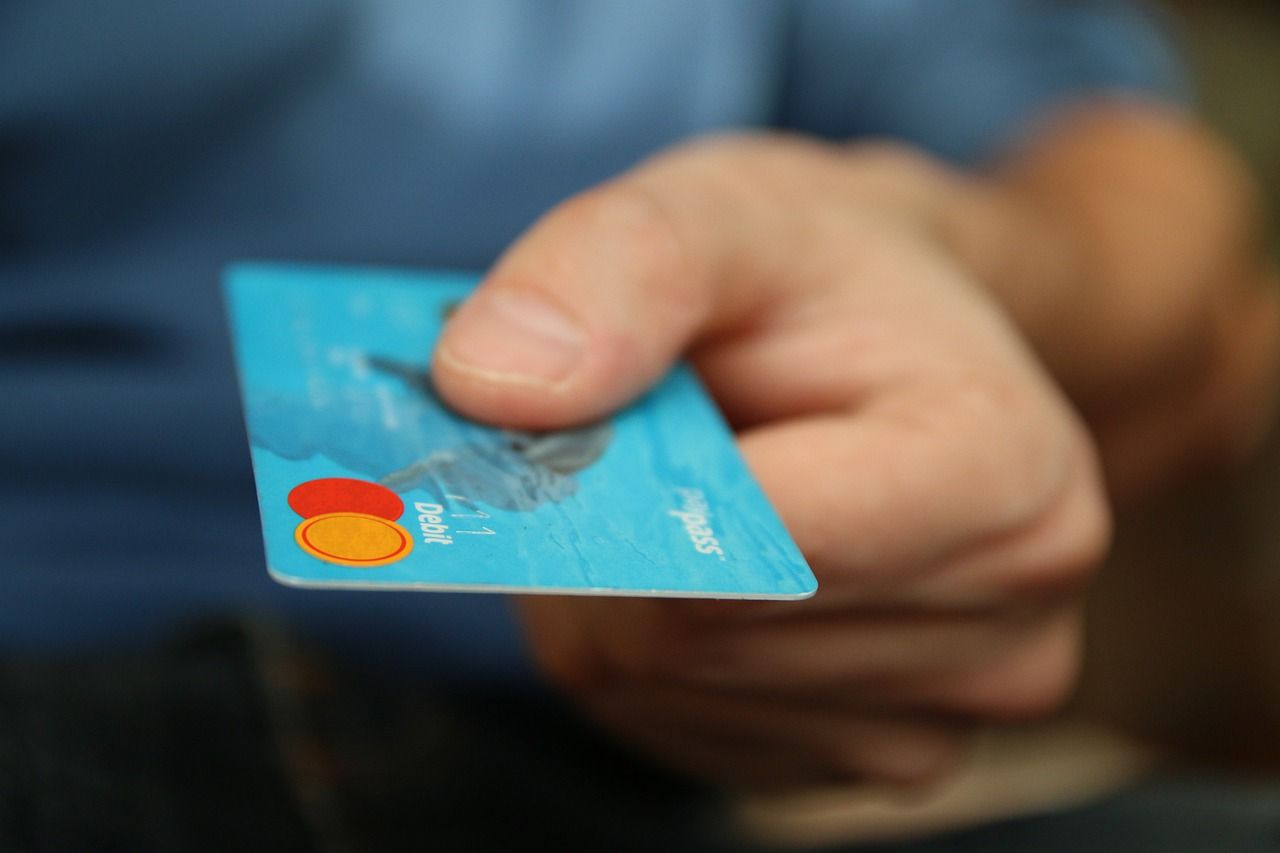 Um homem entregando um cartão de crédito.