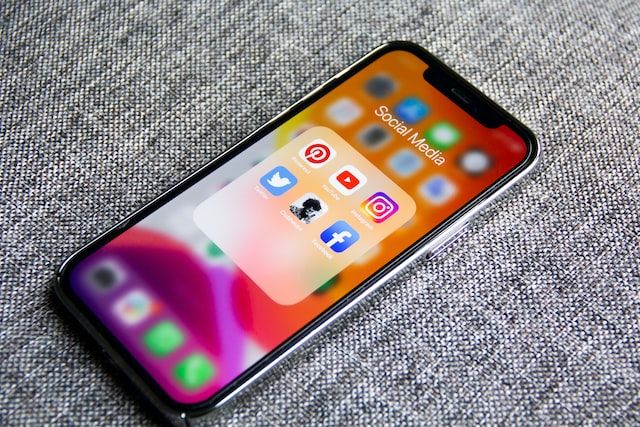 Um aparelho celular com a pasta de aplicativos de redes sociais aberta.