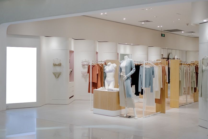 Loja pop-up de roupas em um shopping.