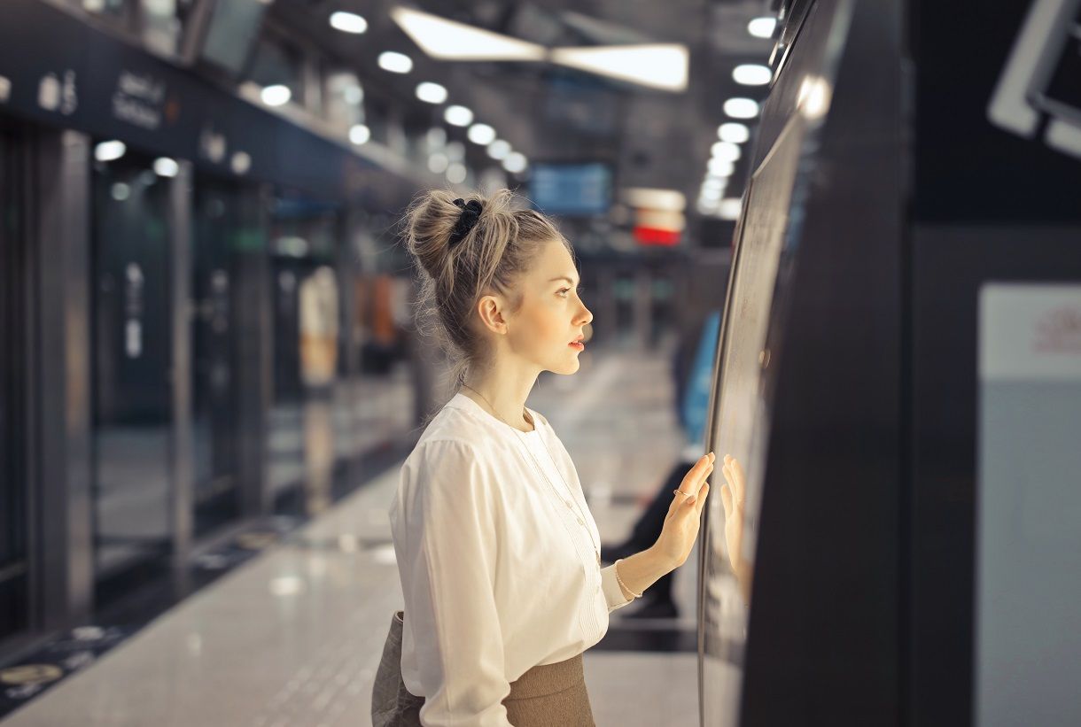 Mulher fazendo compras em totem de autoatendimento.