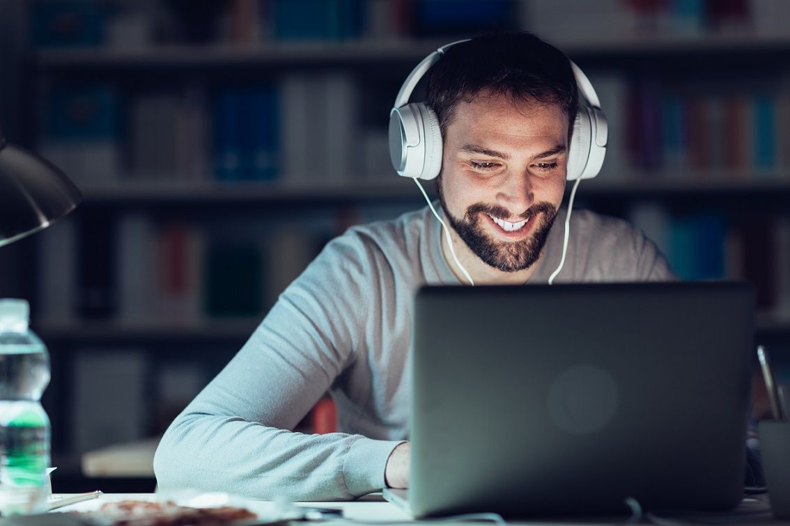 Homem ouvindo música em uma plataforma saas.
