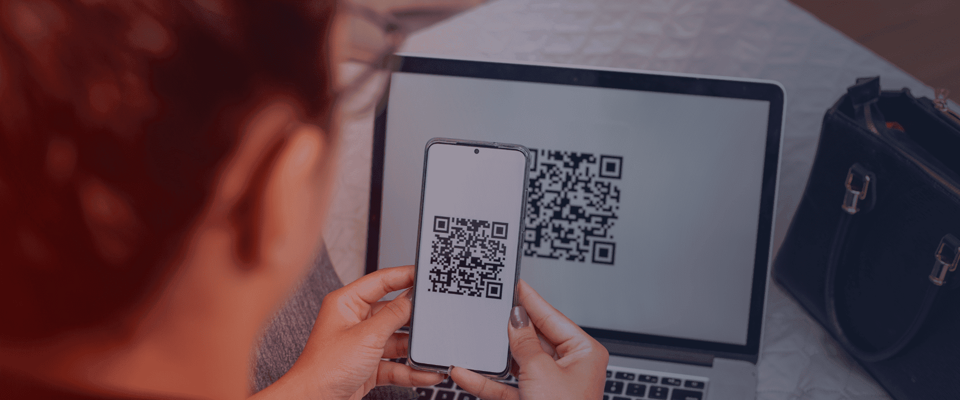 Cliente pagando compras em plataforma de e-commerce com PIX