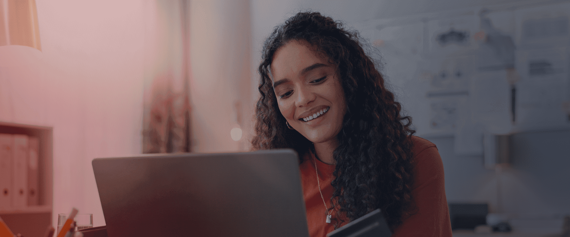 mulher fazendo compras em plataforma e-commerce